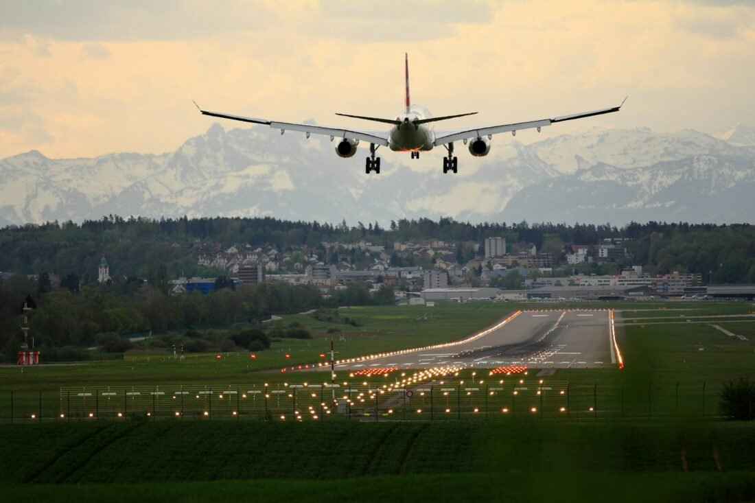 Picture of a plane landing